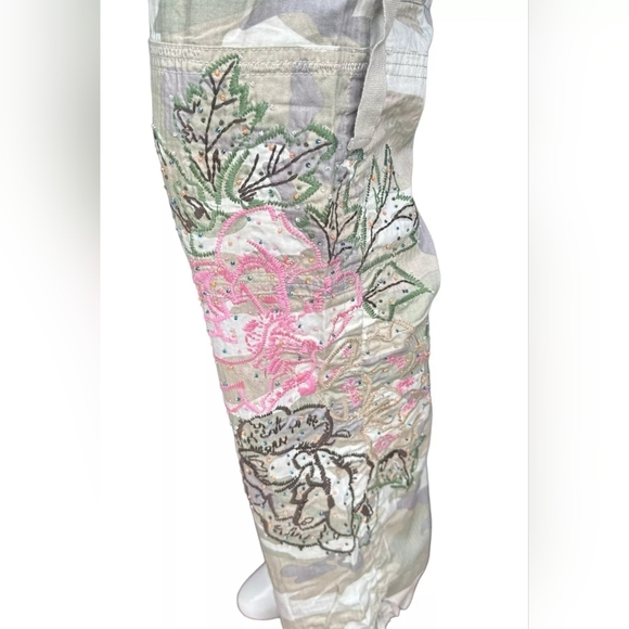 NWT Venus Low Rise Baggy Camouflage Print Cargo Pants Floral Beaded Hem Size 6 - Picture 2 of 9